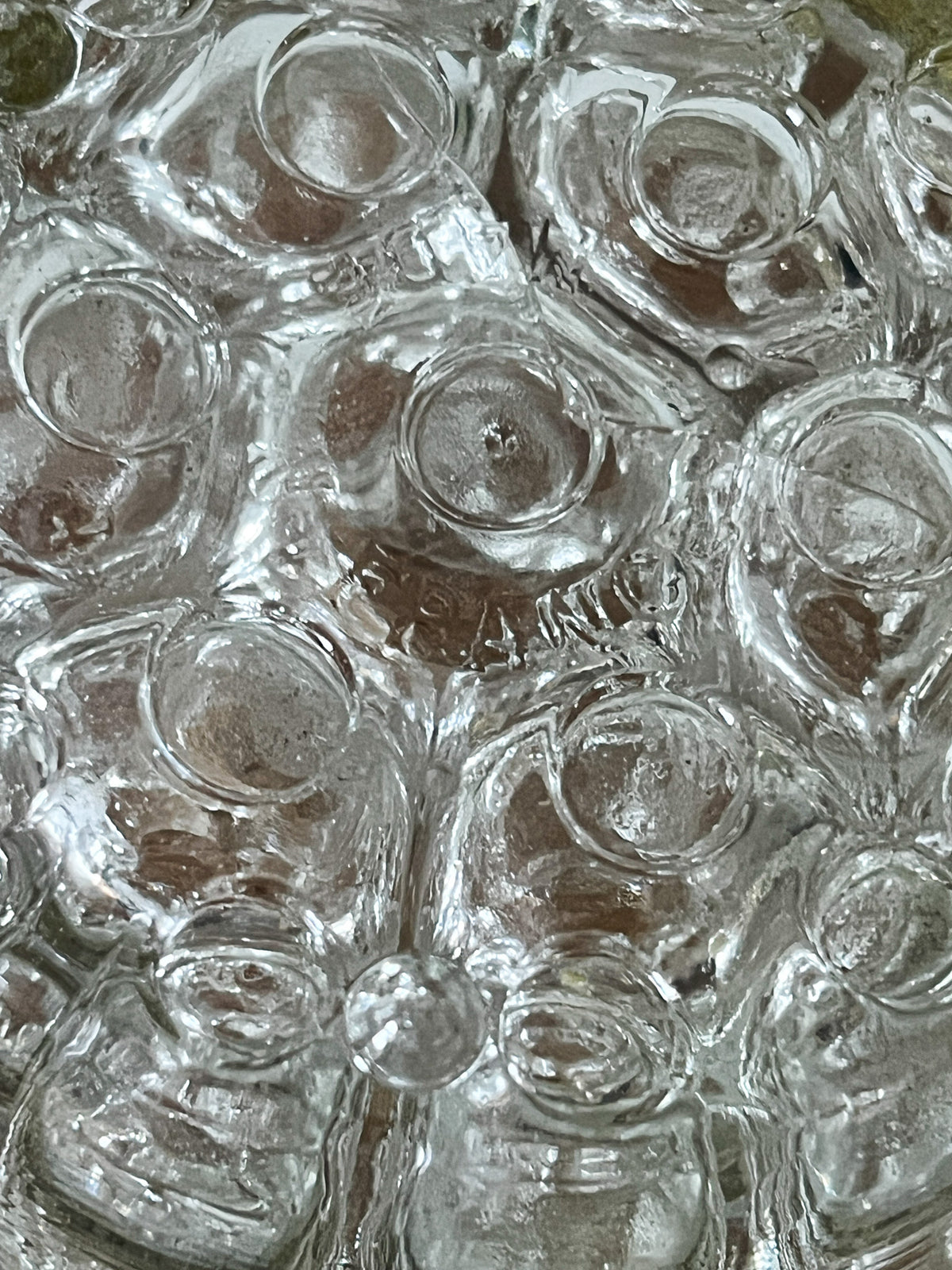 Ancien Pique-Fleurs Vintage en Verre Moulé & Anneau Métal - Déco Florale