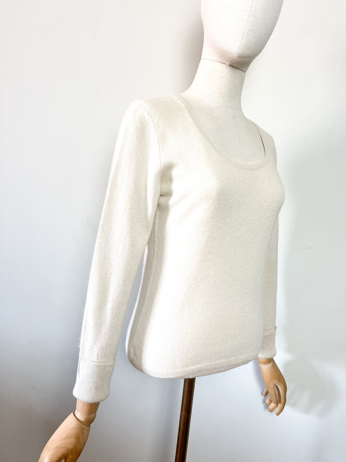 Pull cachemire & soie crème encolure dégangée ronde Eric Bompard (T M / 36-38)
