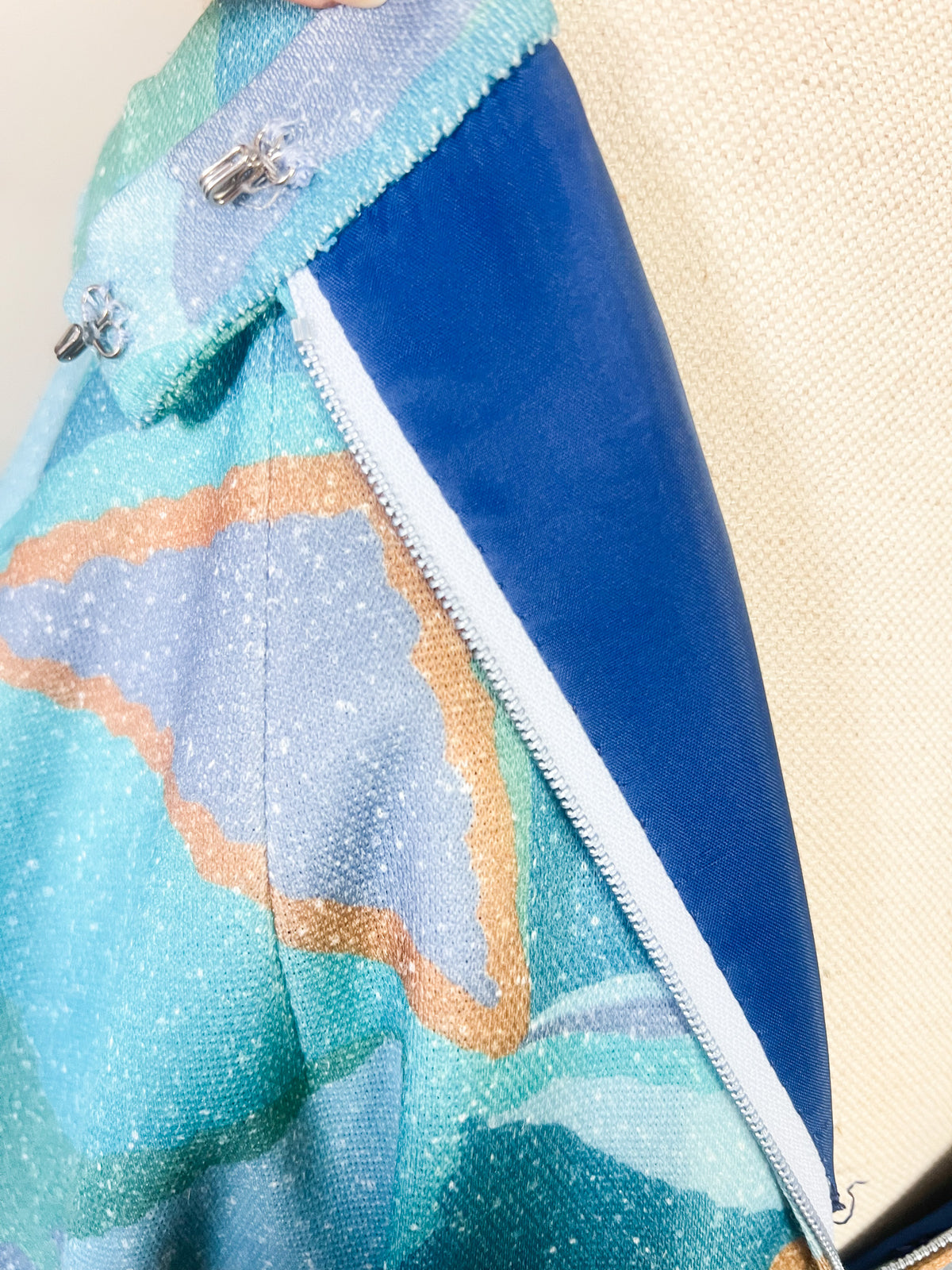 Jupe trapeze vintage 70s à motif géométrique — Vert d'eau, bleu & ocre (Taille 36/38