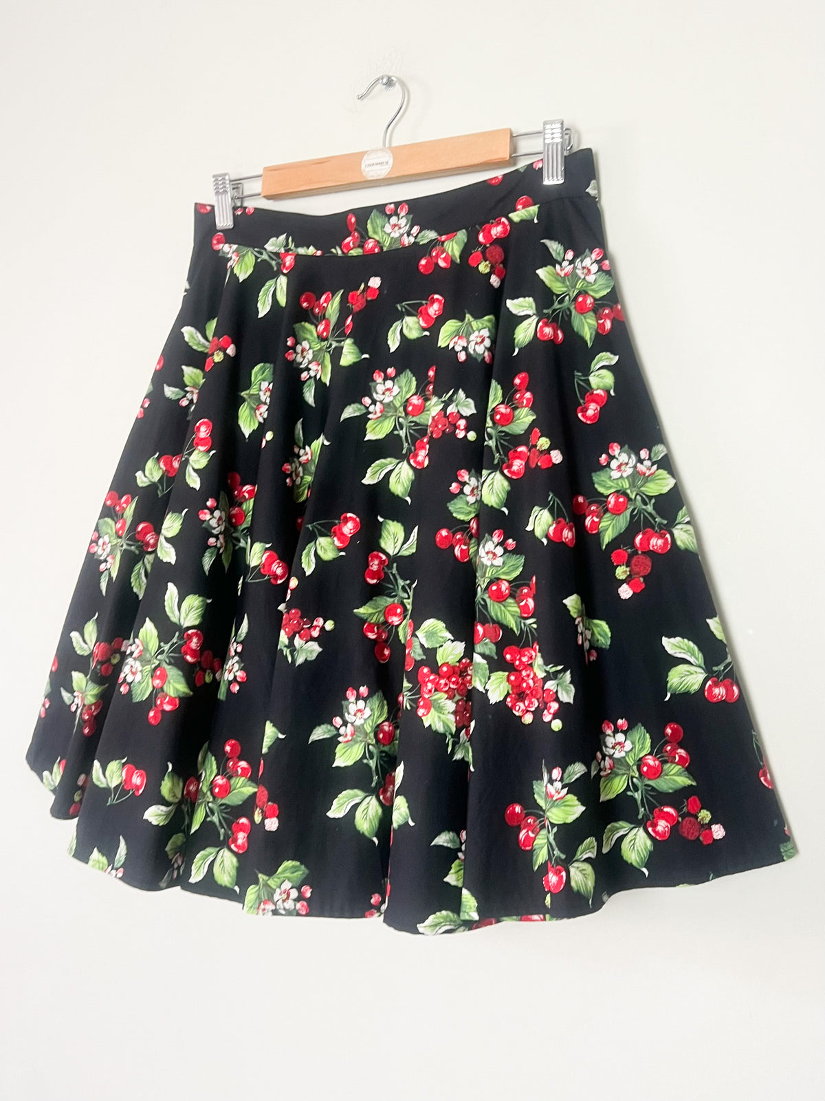 Jupe patineuse rétro esprit rockabilly Hell Bunny noire motif cerises poches Taille M