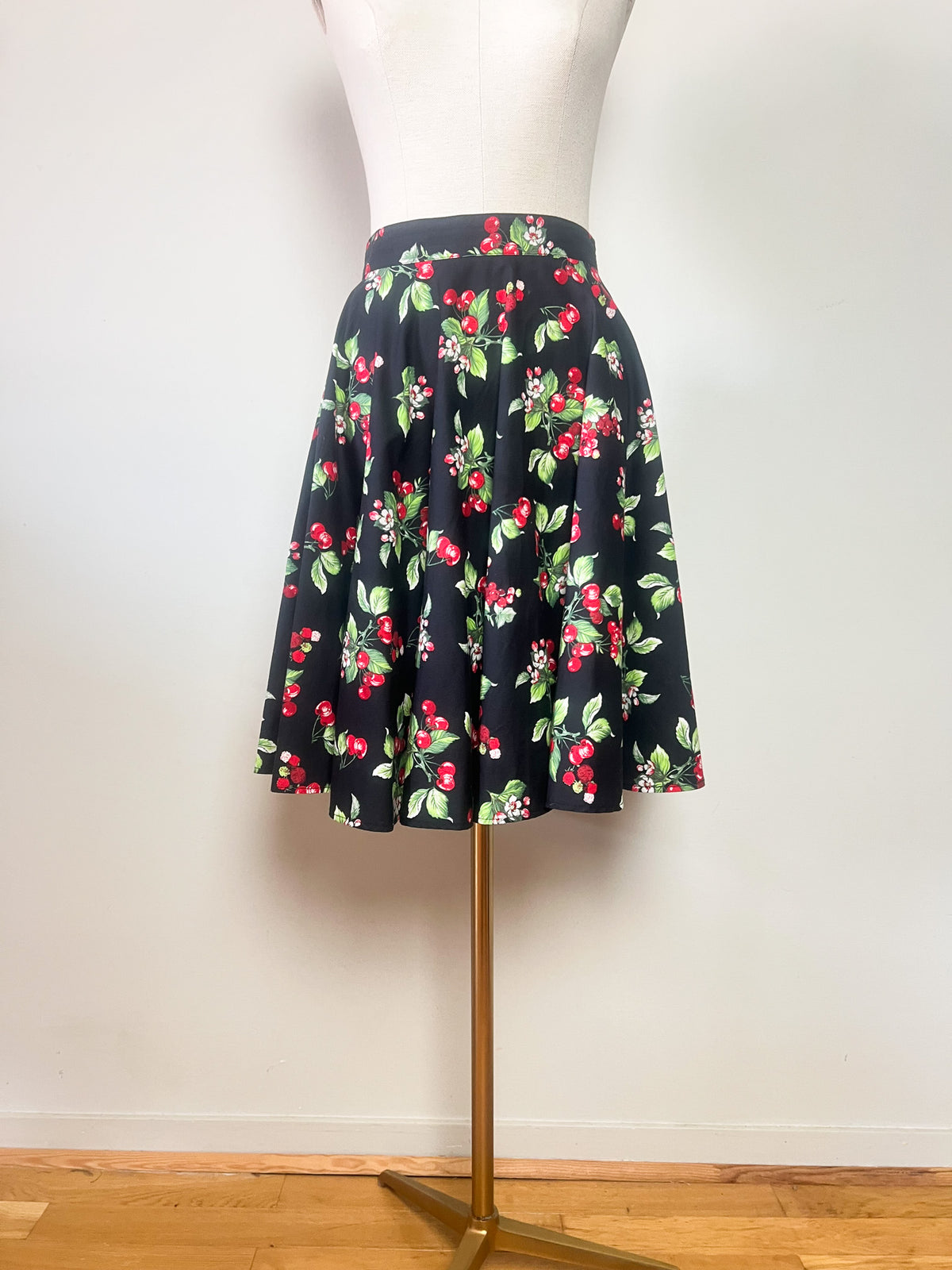 Jupe patineuse rétro esprit rockabilly Hell Bunny noire motif cerises poches Taille M
