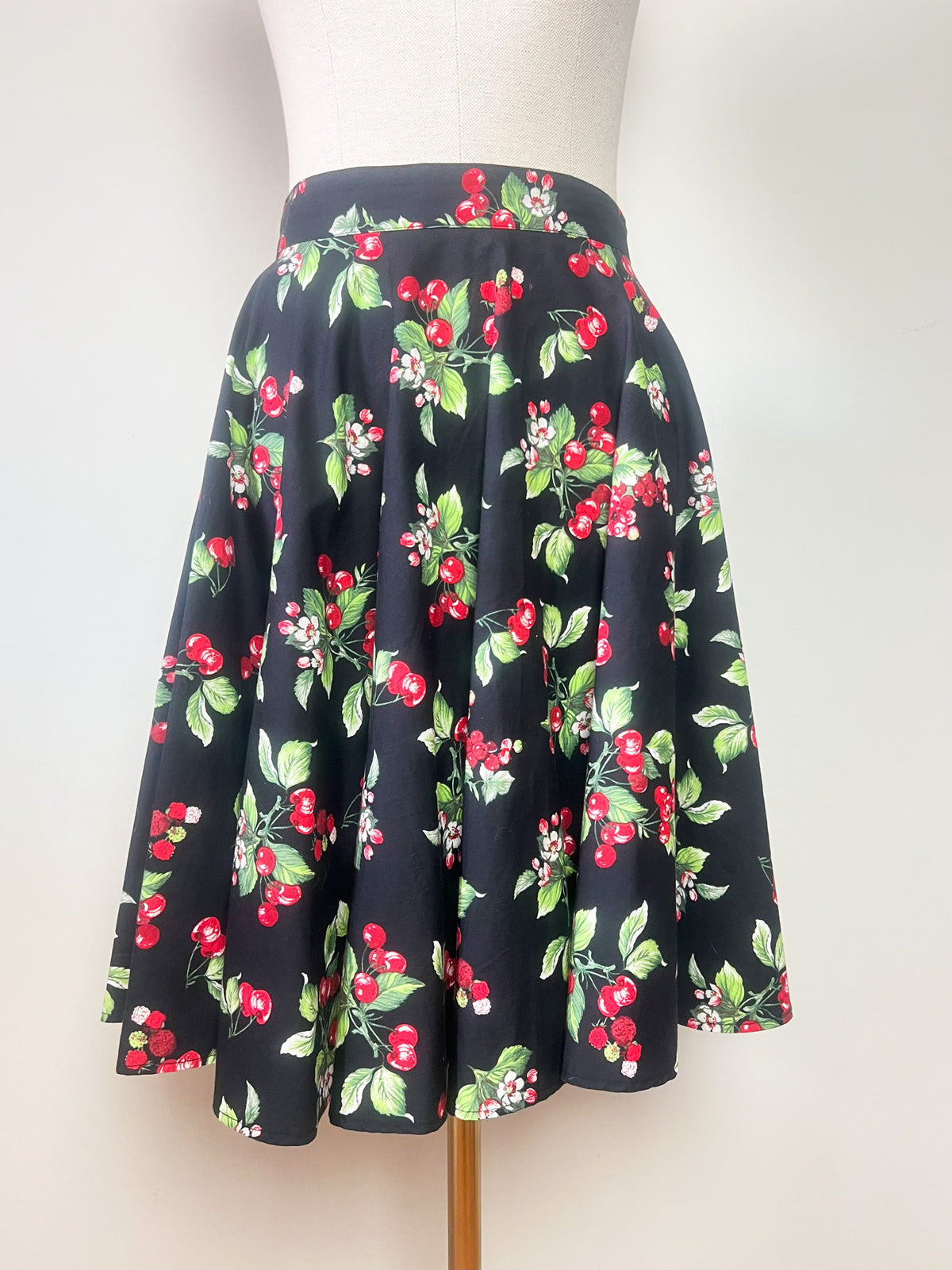 Jupe patineuse rétro esprit rockabilly Hell Bunny noire motif cerises poches Taille M