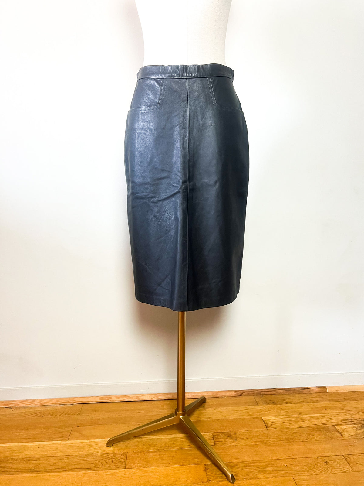 Jupe droite vintage années 80 en vrai cuir gris anthracite poches géométriques Taille 36