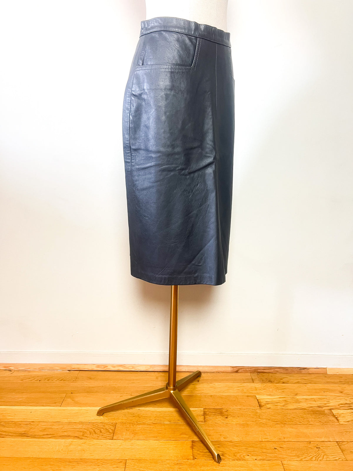 Jupe droite vintage années 80 en vrai cuir gris anthracite poches géométriques Taille 36