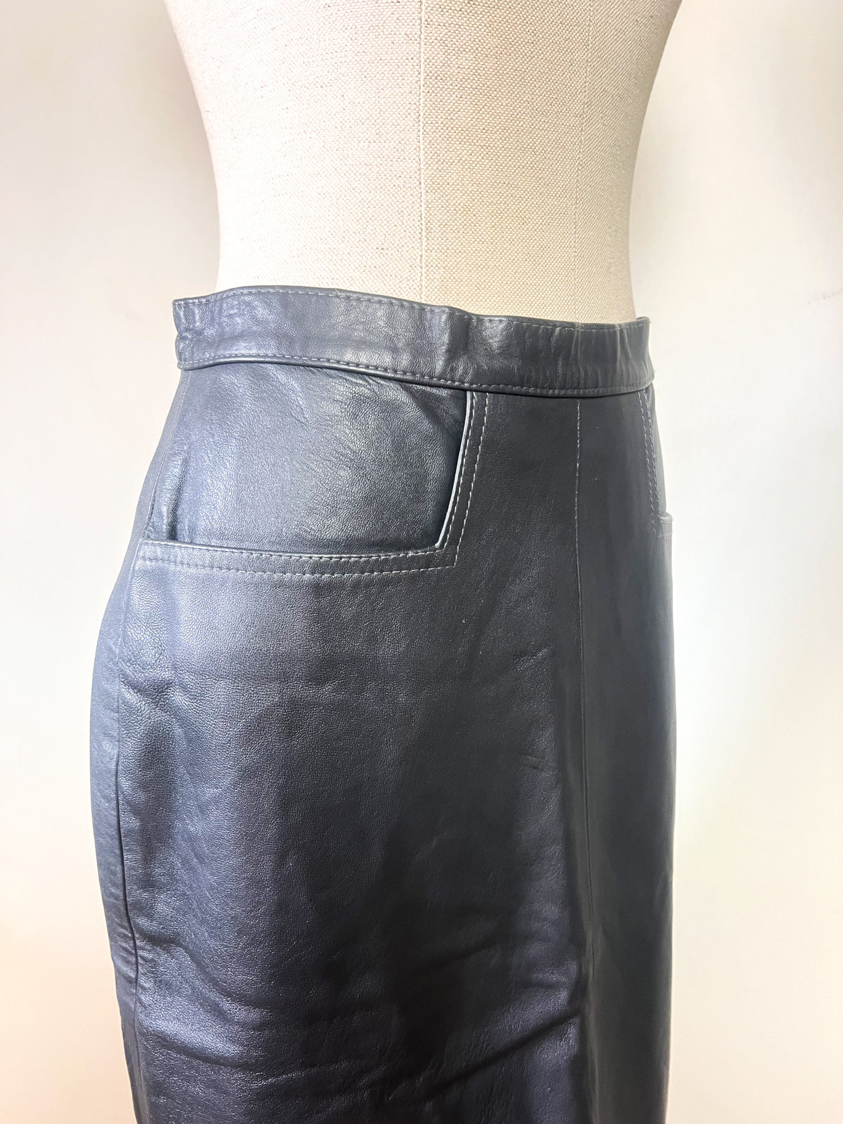 Jupe droite vintage années 80 en vrai cuir gris anthracite poches géométriques Taille 36