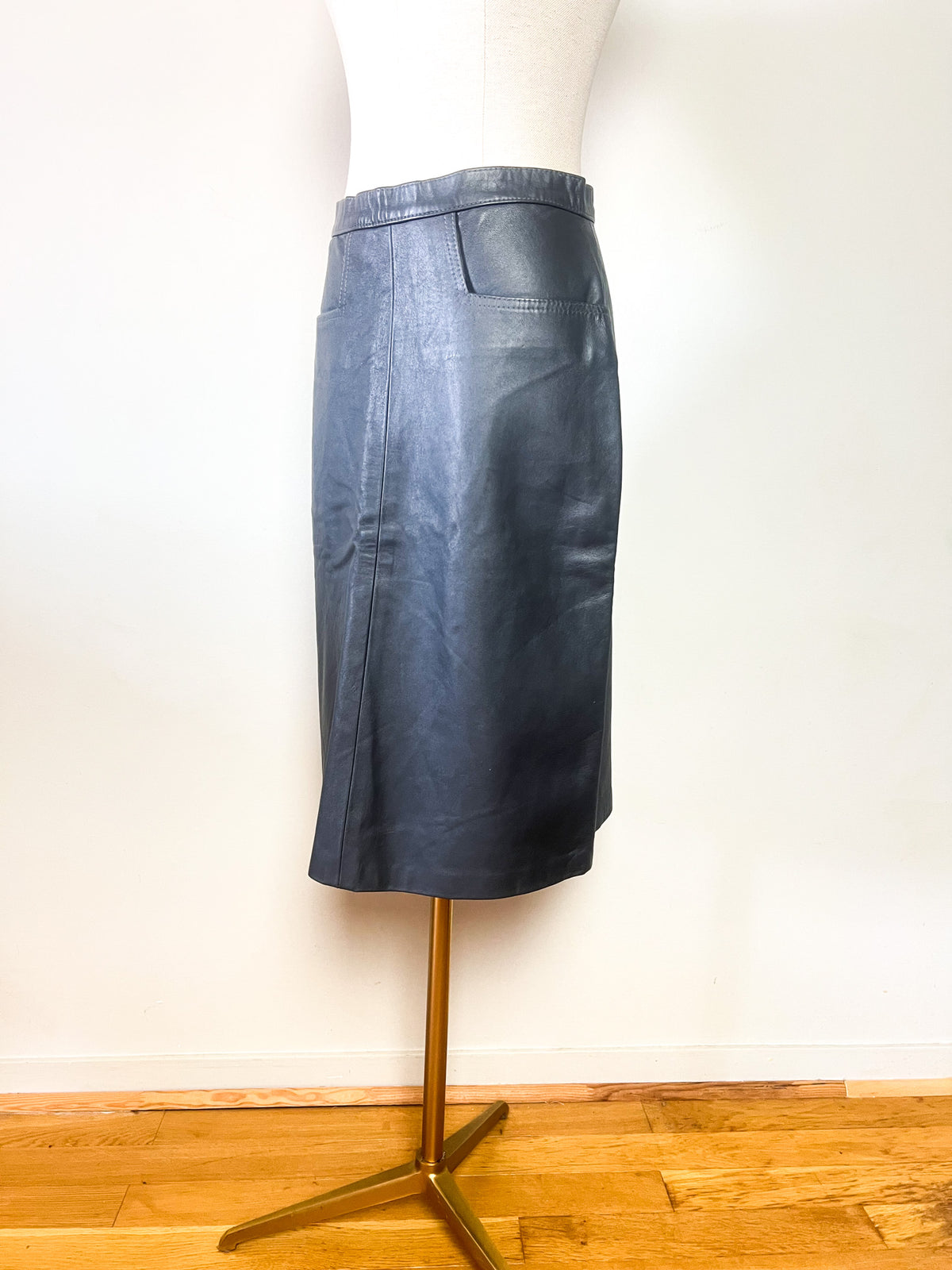 Jupe droite vintage années 80 en vrai cuir gris anthracite poches géométriques Taille 36
