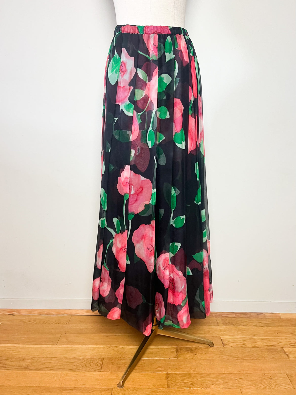 Jupe longue à plis vintage années 80 voile floral rose et vert sur fond noir T34 36