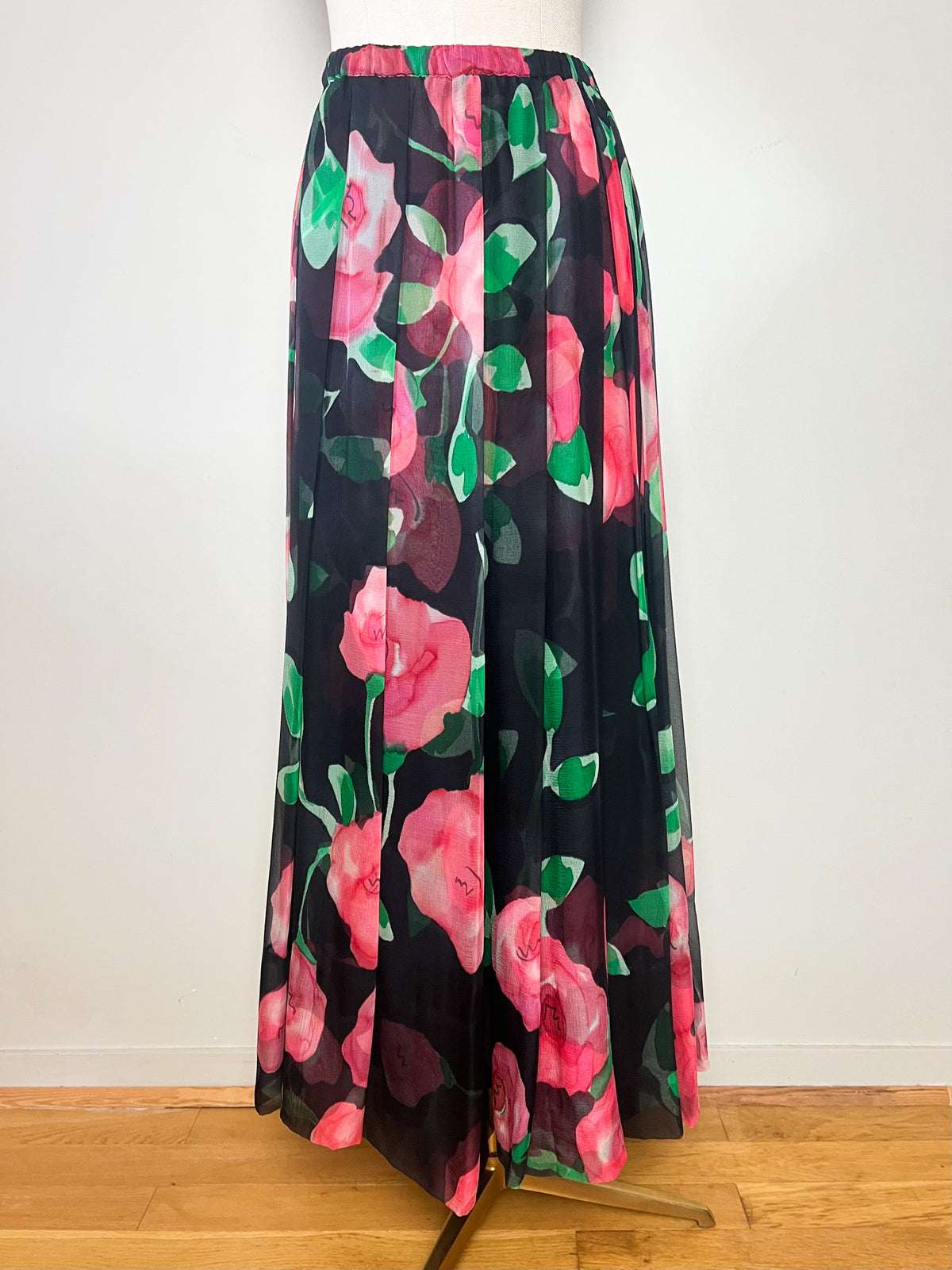 Jupe longue à plis vintage années 80 voile floral rose et vert sur fond noir T34 36