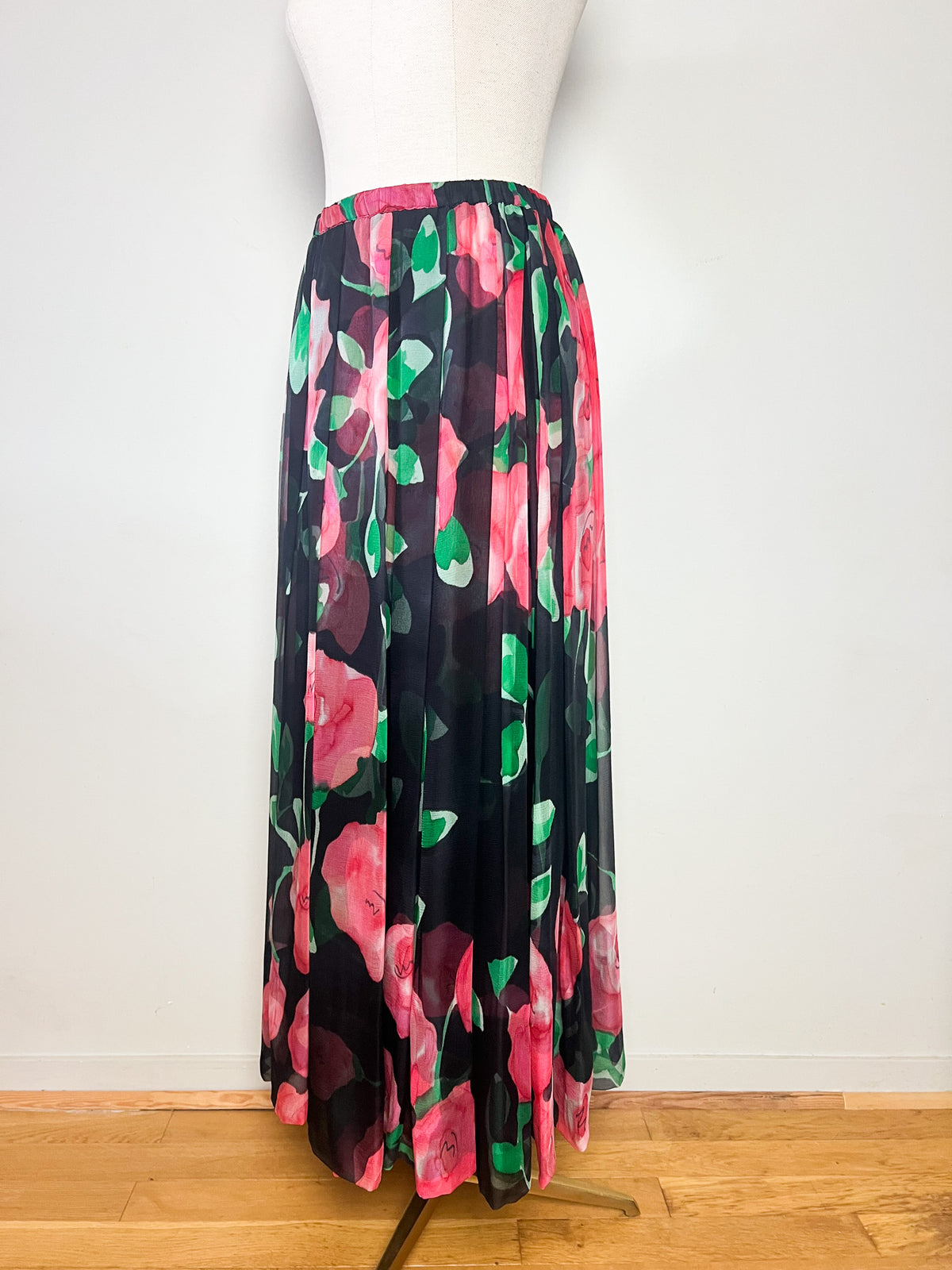 Jupe longue à plis vintage années 80 voile floral rose et vert sur fond noir T34 36