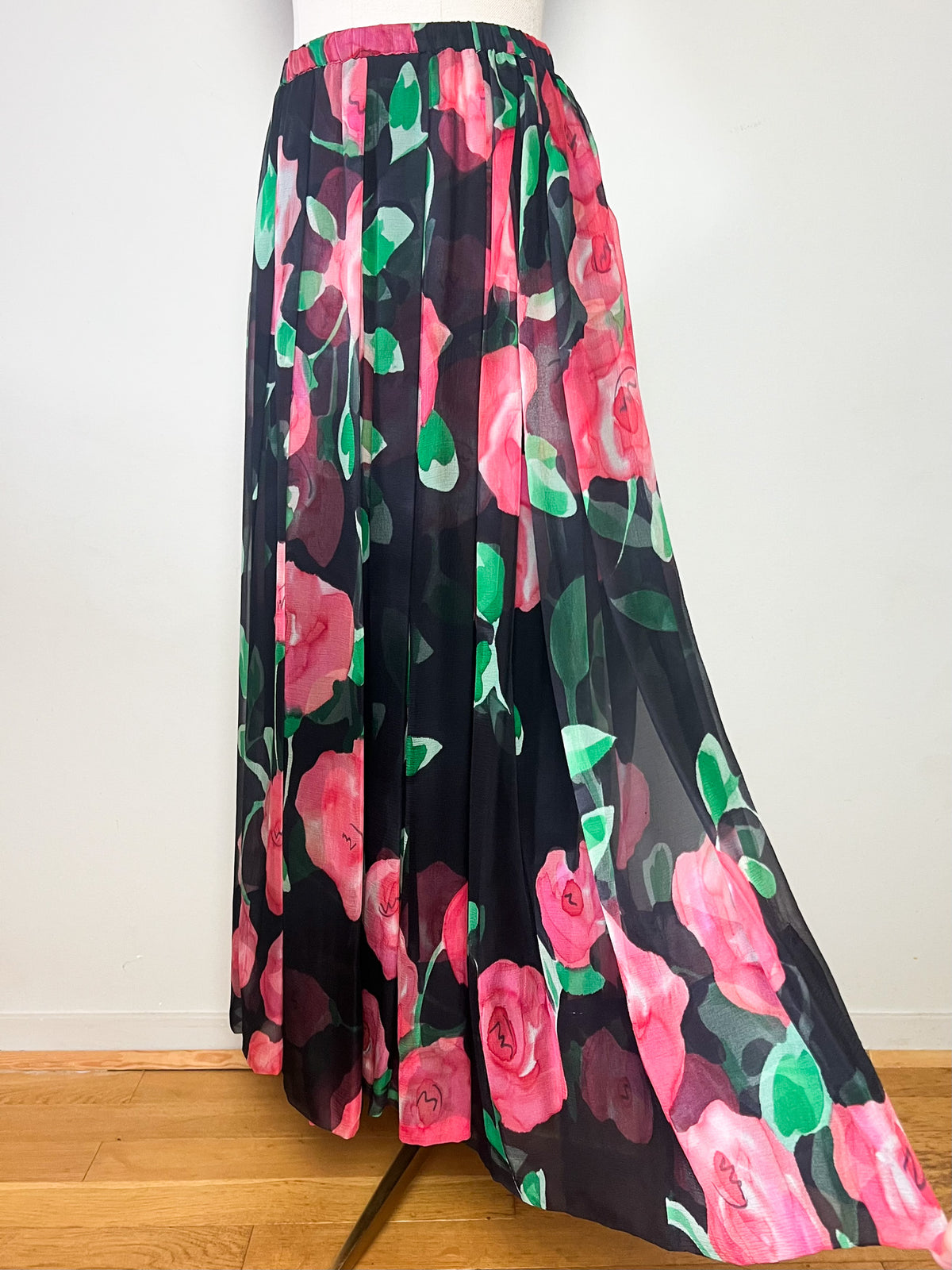 Jupe longue à plis vintage années 80 voile floral rose et vert sur fond noir T34 36