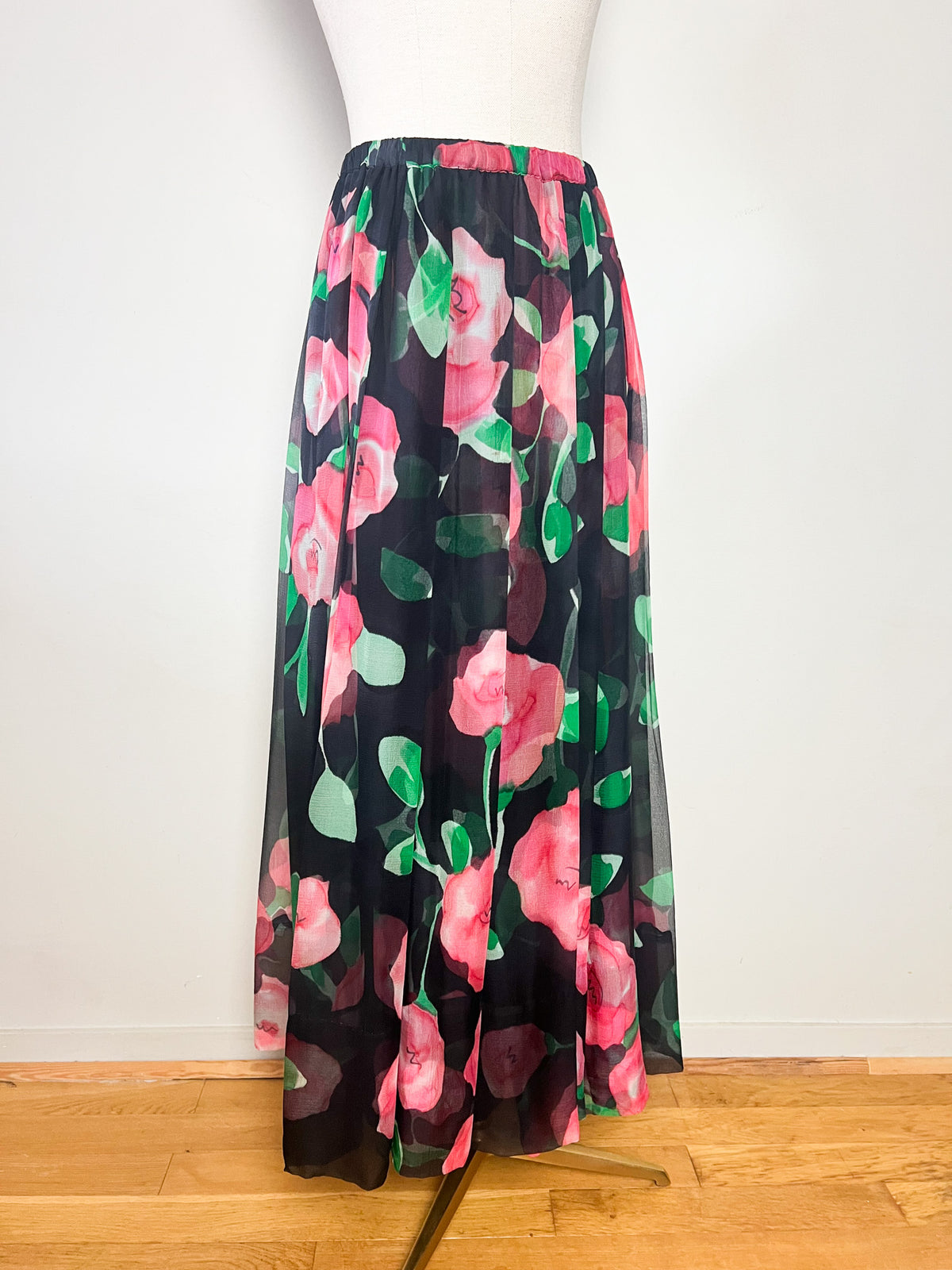 Jupe longue à plis vintage années 80 voile floral rose et vert sur fond noir T34 36