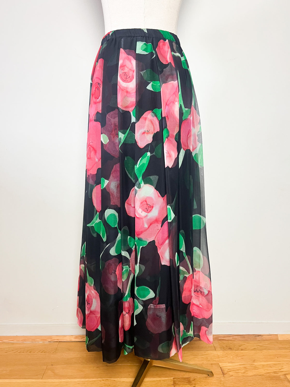 Jupe longue à plis vintage années 80 voile floral rose et vert sur fond noir T34 36