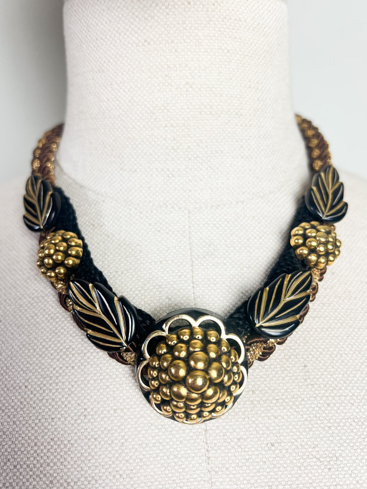 Collier plastron vintage années 80s — Passementerie tressée, résine & dorures