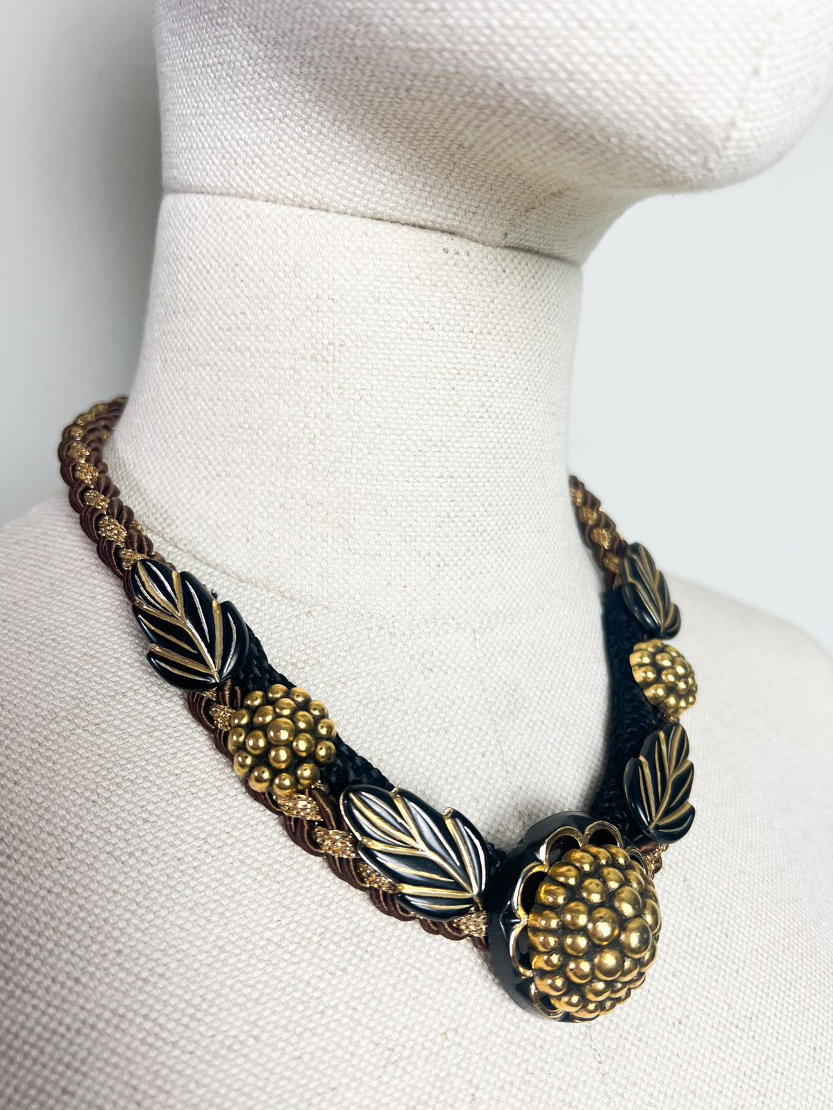Collier plastron vintage années 80s — Passementerie tressée, résine & dorures