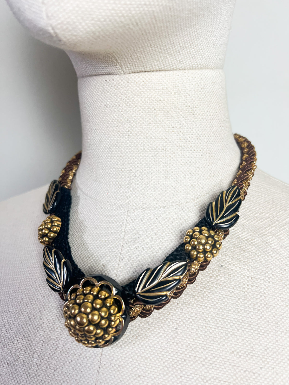 Collier plastron vintage années 80s — Passementerie tressée, résine & dorures