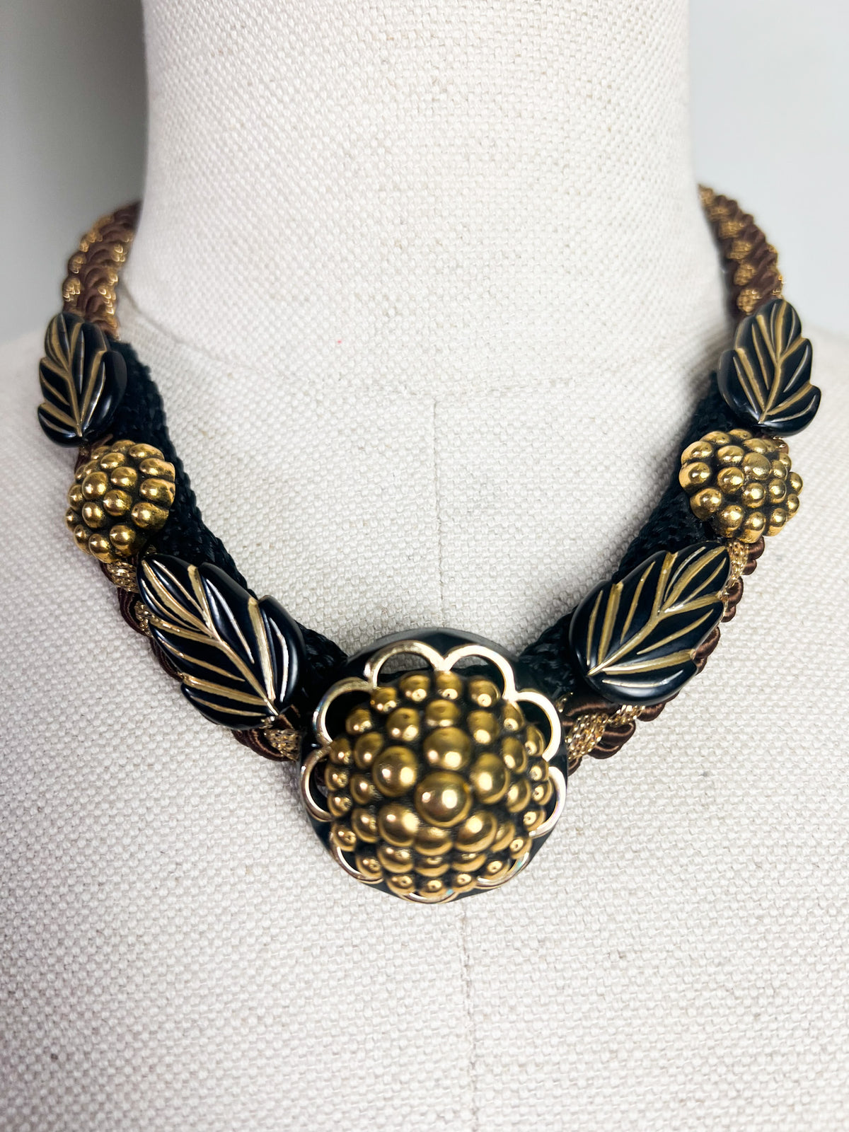 Collier plastron vintage années 80s — Passementerie tressée, résine & dorures