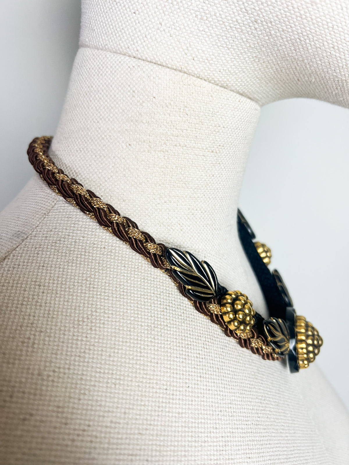 Collier plastron vintage années 80s — Passementerie tressée, résine & dorures