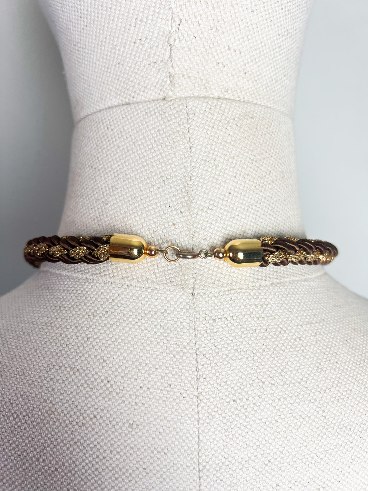 Collier plastron vintage années 80s — Passementerie tressée, résine & dorures