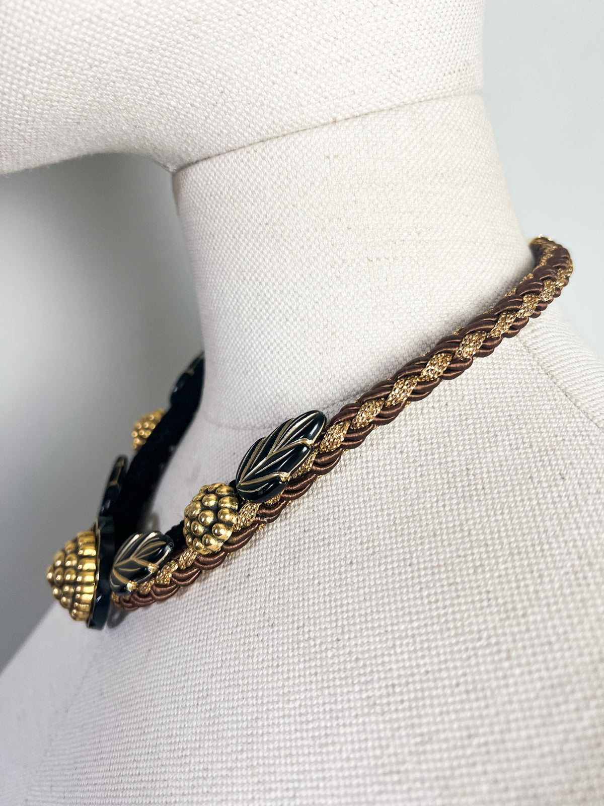 Collier plastron vintage années 80s — Passementerie tressée, résine & dorures