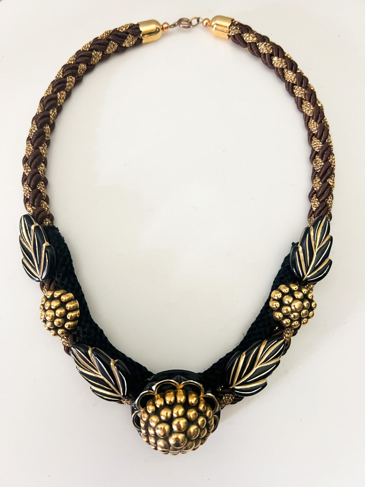 Collier plastron vintage années 80s — Passementerie tressée, résine & dorures