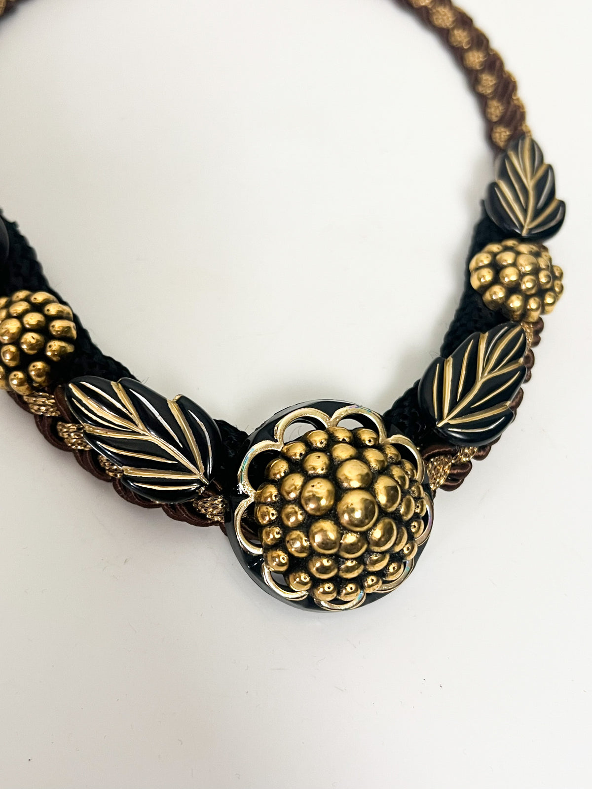Collier plastron vintage années 80s — Passementerie tressée, résine & dorures