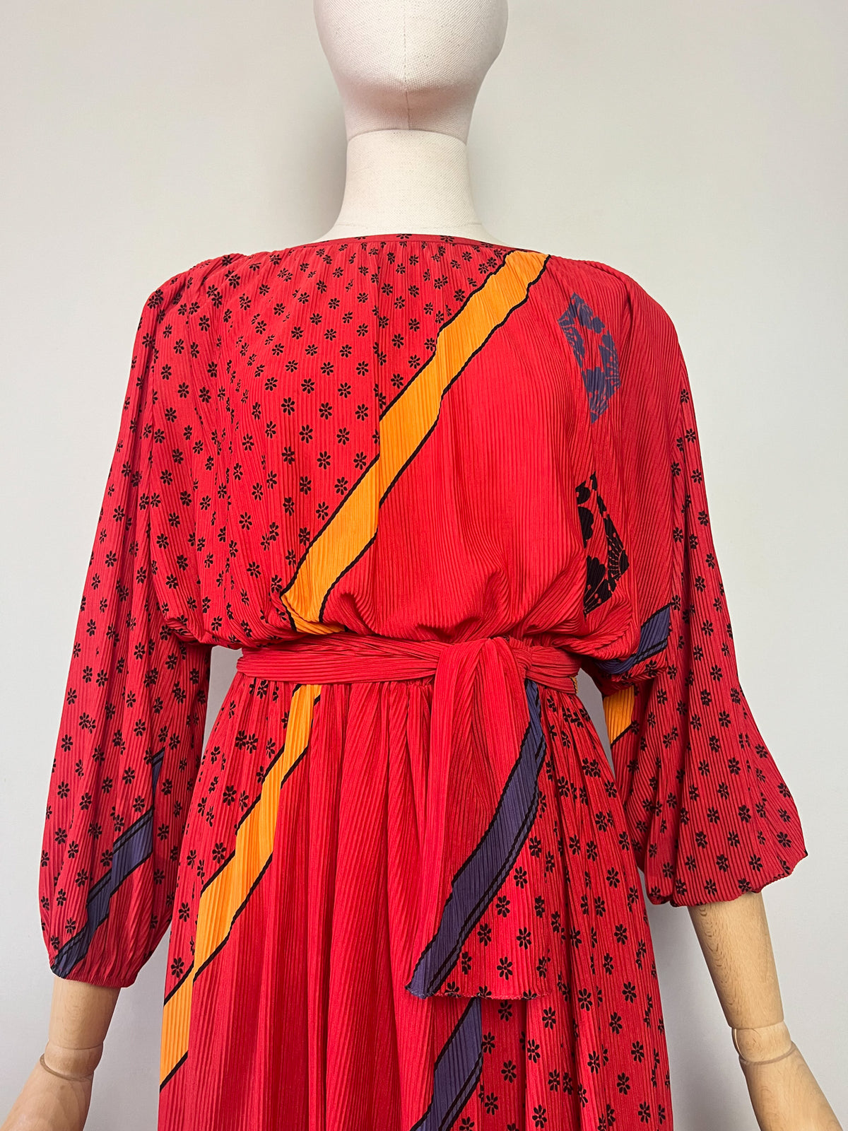 Robe mi-longue plissée vintage 70s Imprimé rétro & ceinture Virginie Paris (T36 au 40)