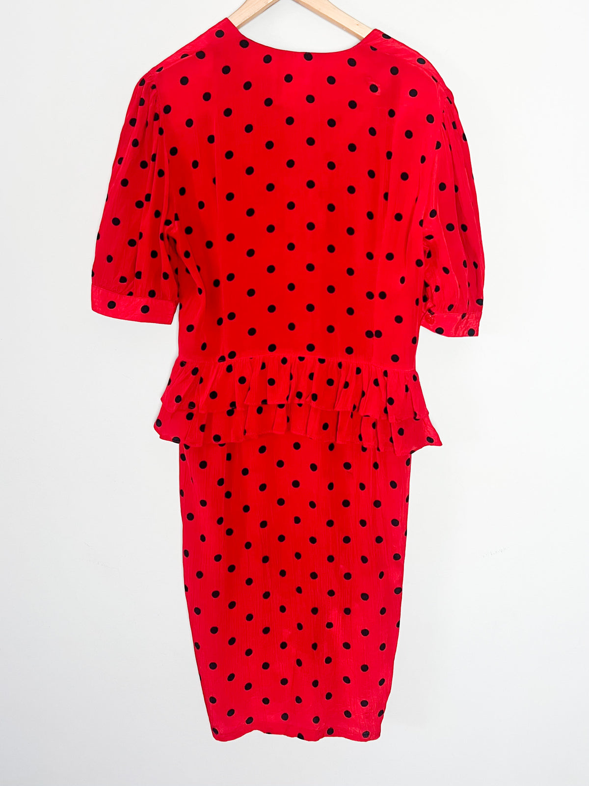 Robe véritable vintage 80s rouge à pois noirs col cœur & basque T38