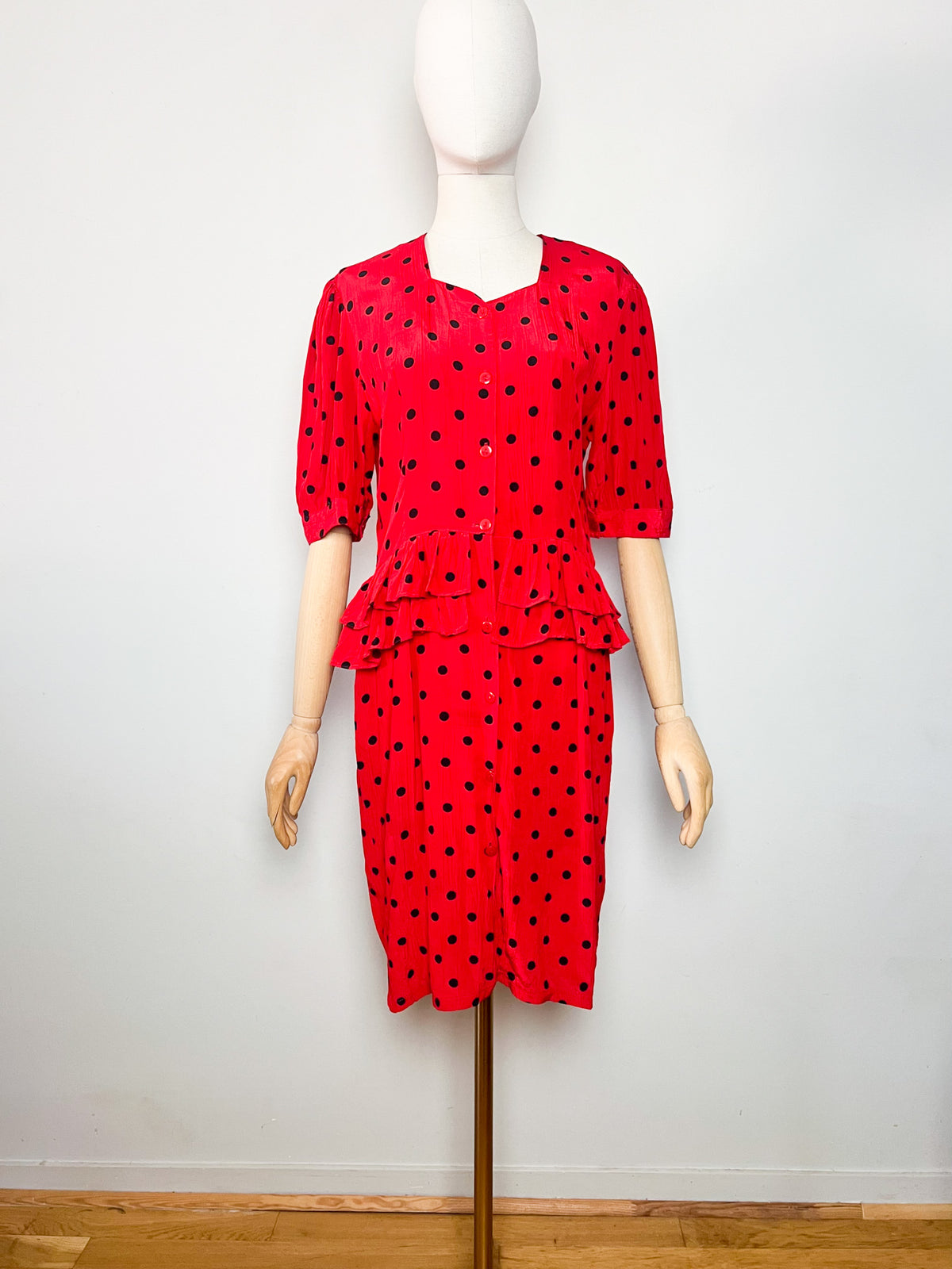Robe véritable vintage 80s rouge à pois noirs col cœur & basque T38