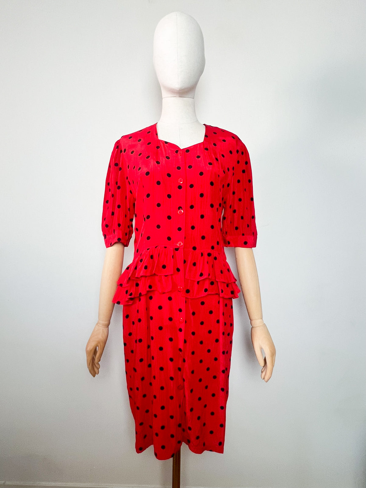 Robe véritable vintage 80s rouge à pois noirs col cœur & basque T38