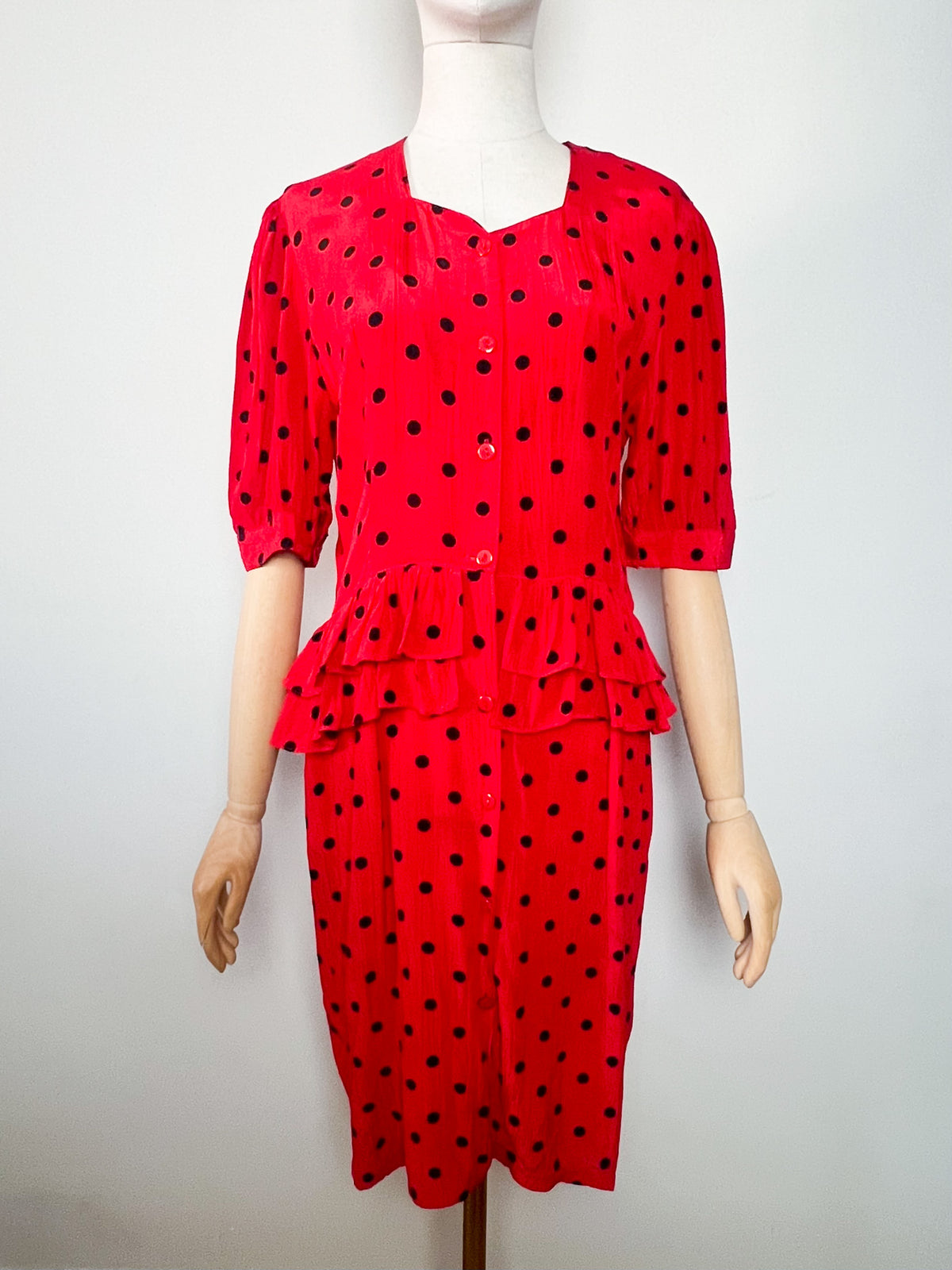 Robe véritable vintage 80s rouge à pois noirs col cœur & basque T38