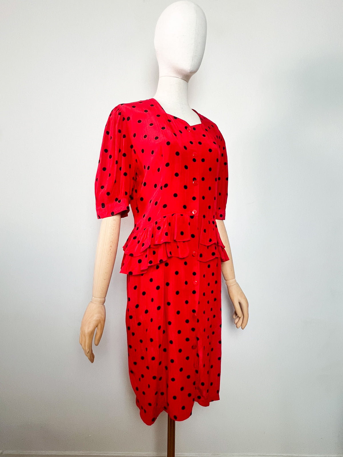 Robe véritable vintage 80s rouge à pois noirs col cœur & basque T38