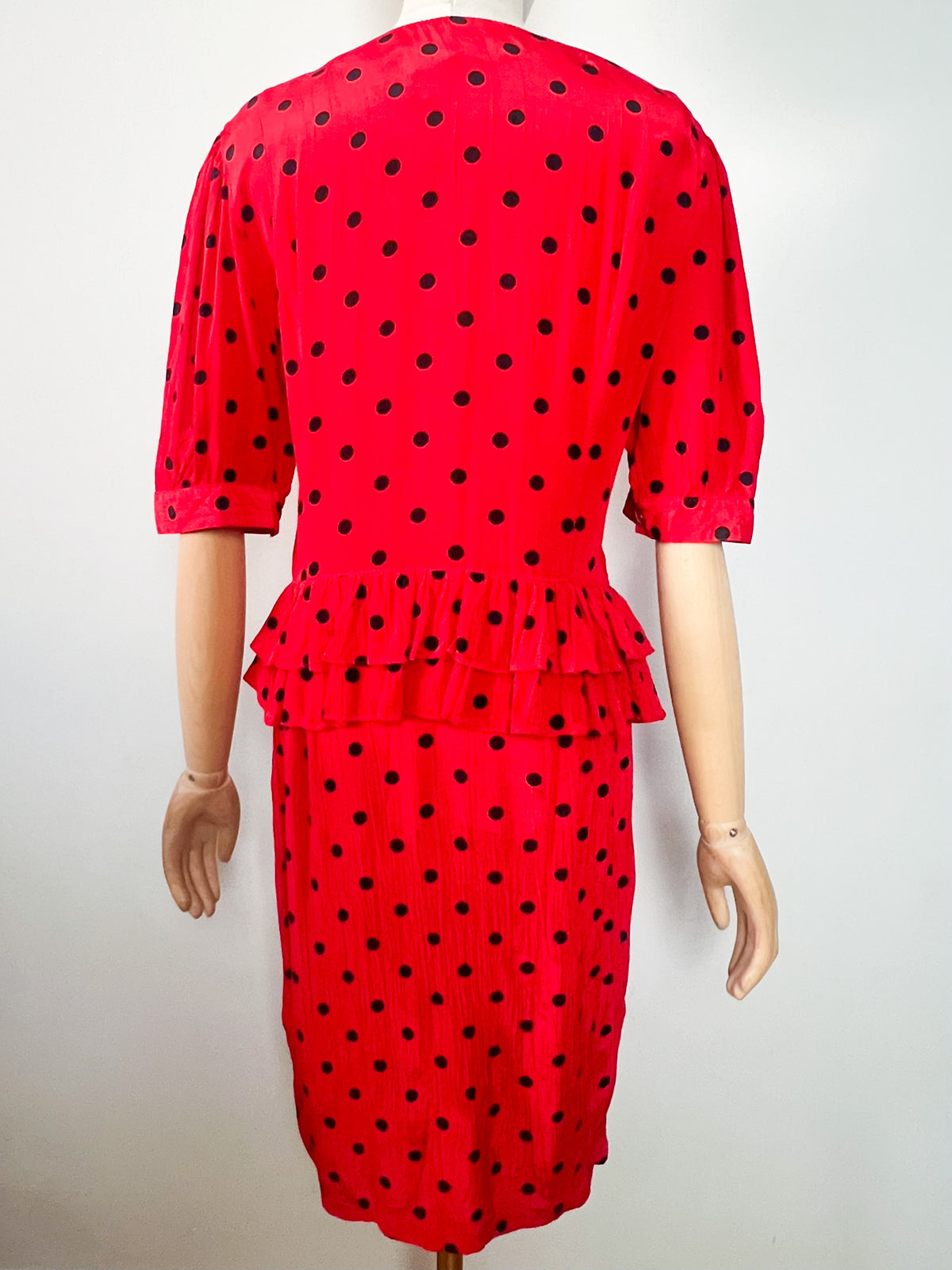 Robe véritable vintage 80s rouge à pois noirs col cœur & basque T38