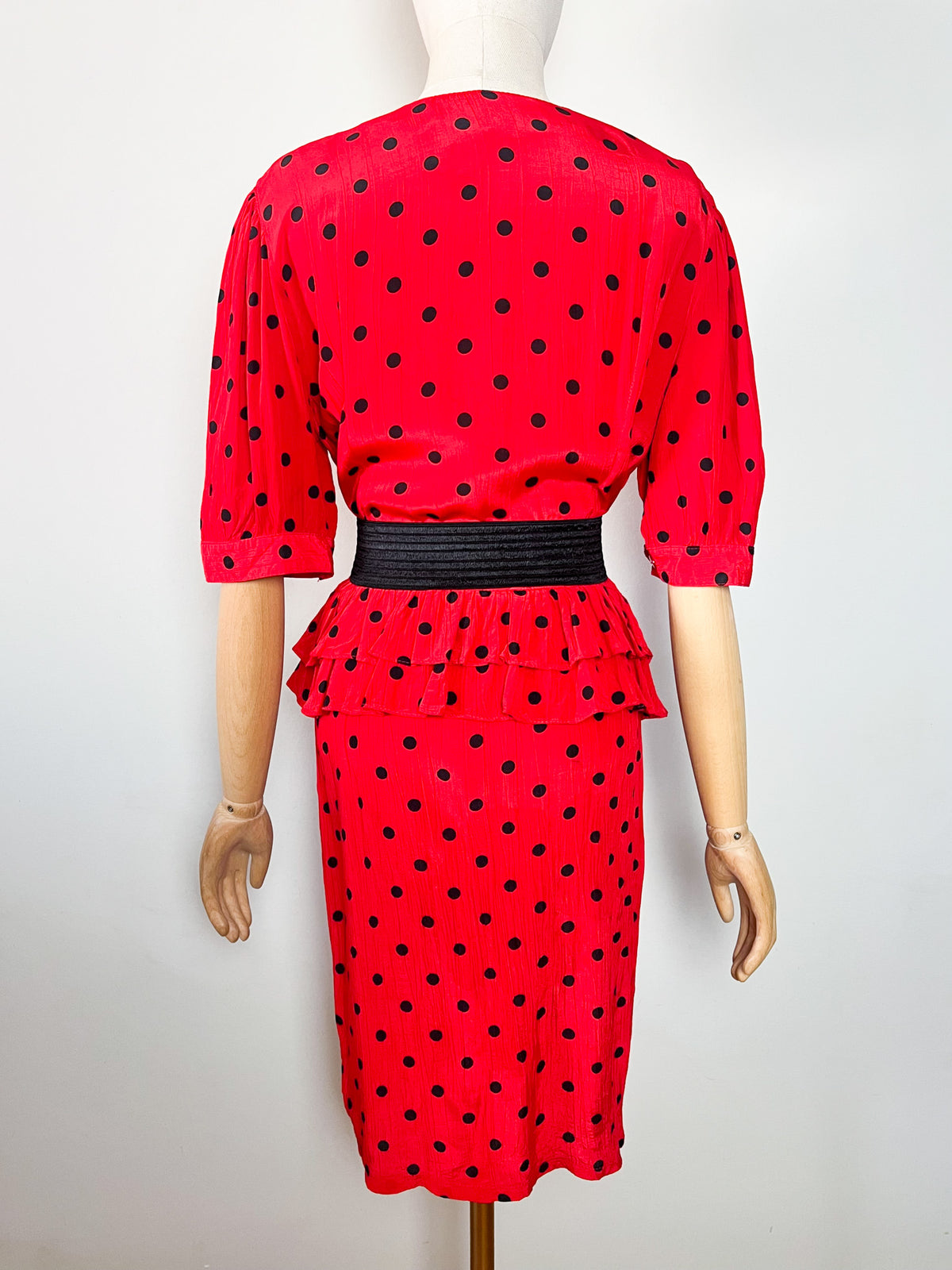 Robe véritable vintage 80s rouge à pois noirs col cœur & basque T38