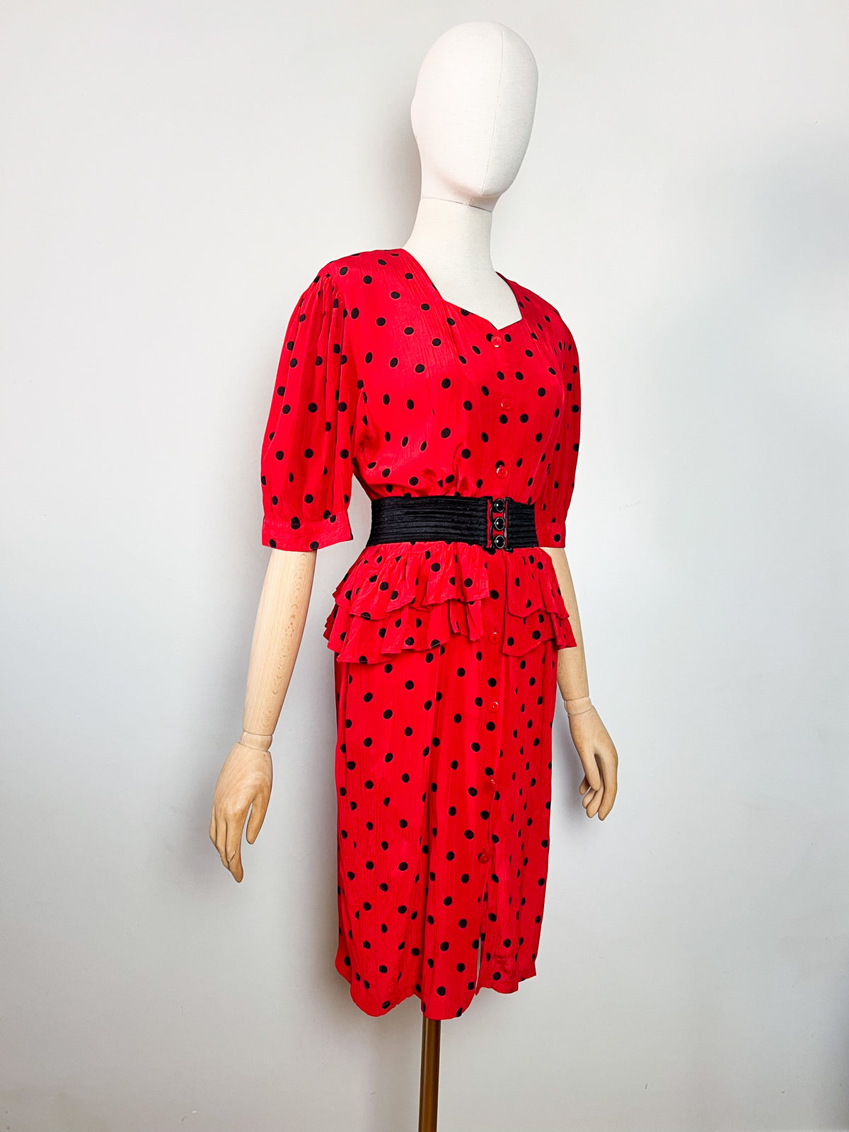 Robe véritable vintage 80s rouge à pois noirs col cœur & basque T38