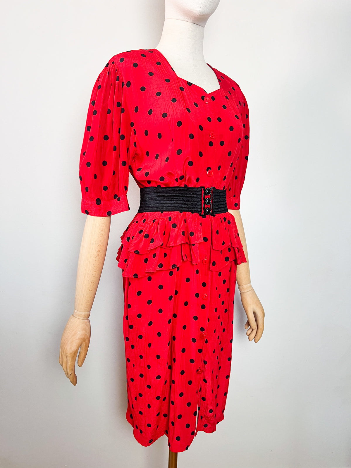 Robe véritable vintage 80s rouge à pois noirs col cœur & basque T38
