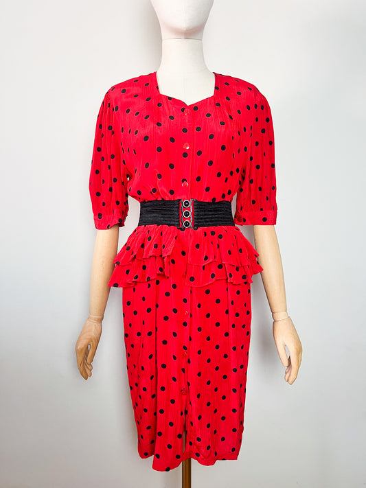 Robe véritable vintage 80s rouge à pois noirs col cœur & basque T38
