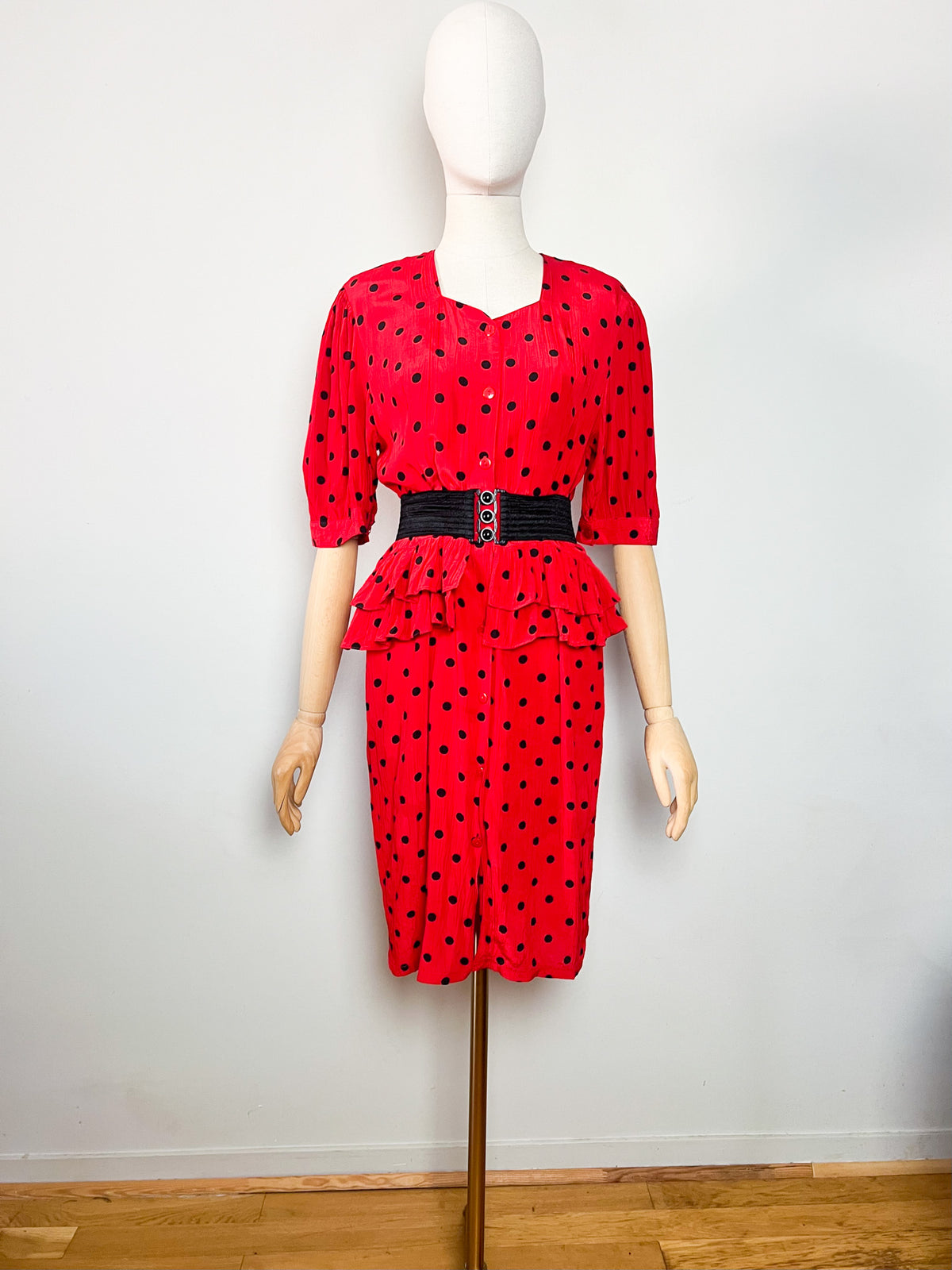 Robe véritable vintage 80s rouge à pois noirs col cœur & basque T38