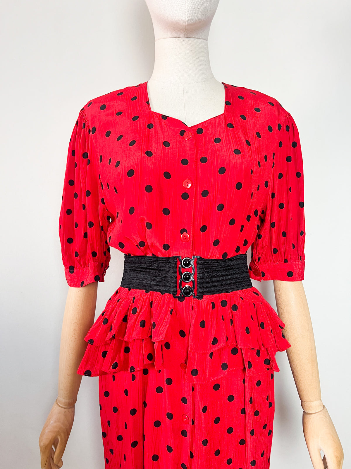 Robe véritable vintage 80s rouge à pois noirs col cœur & basque T38