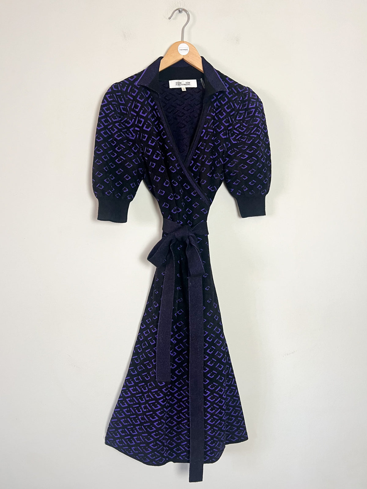 Robe portefeuille en maille Diane von Furstenberg — Motif jacquard noir & violet (T. M)