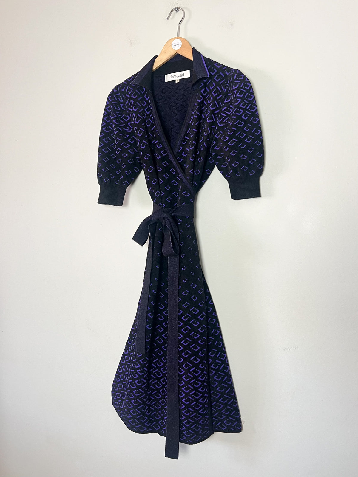Robe portefeuille en maille Diane von Furstenberg — Motif jacquard noir & violet (T. M)