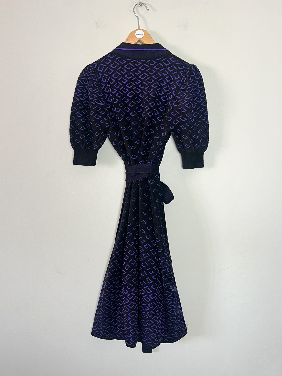 Robe portefeuille en maille Diane von Furstenberg — Motif jacquard noir & violet (T. M)