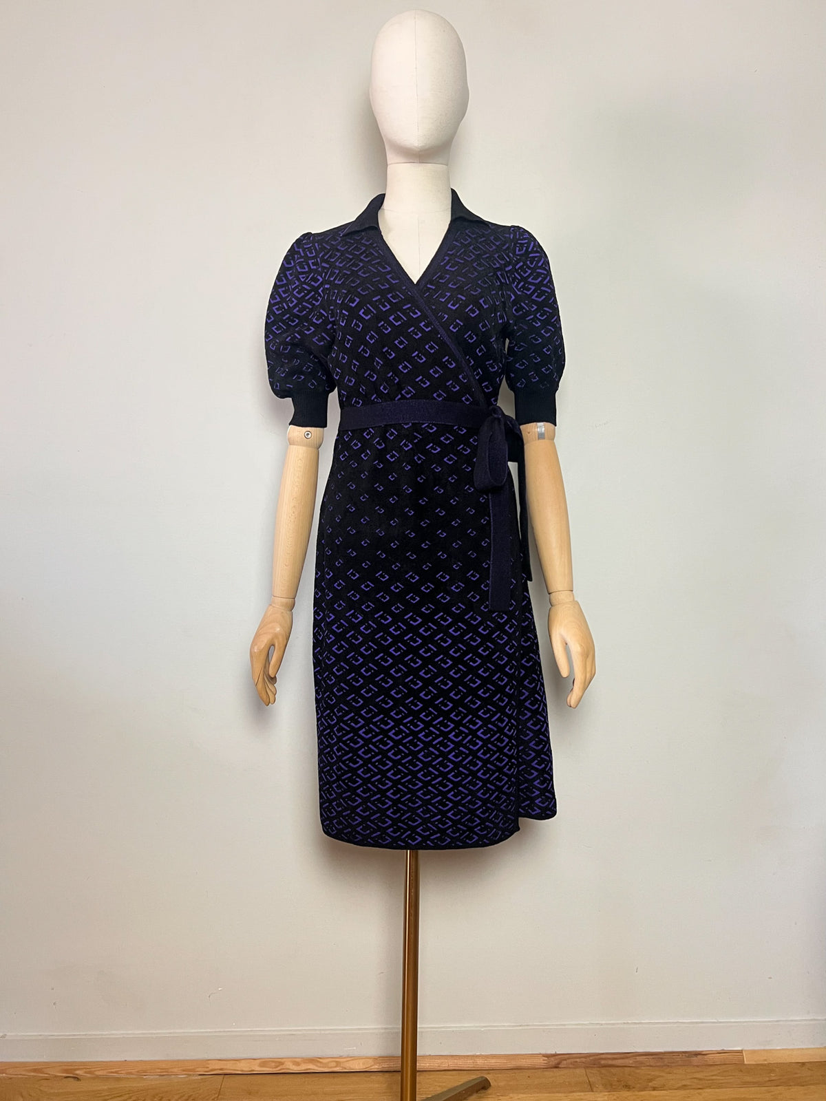 Robe portefeuille en maille Diane von Furstenberg — Motif jacquard noir & violet (T. M)