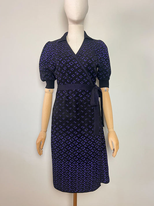 Robe portefeuille en maille Diane von Furstenberg — Motif jacquard noir & violet (T. M)
