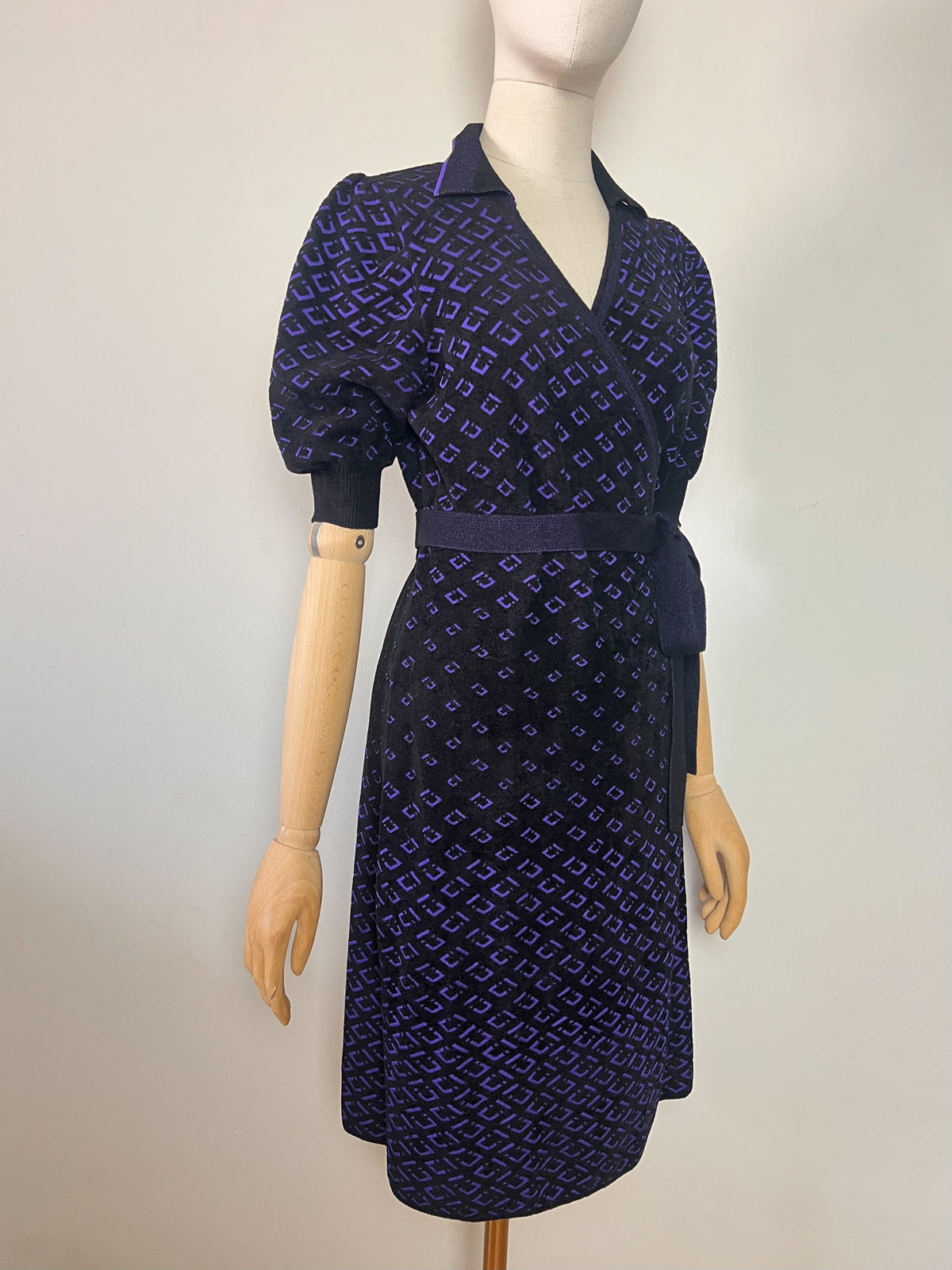 Robe portefeuille en maille Diane von Furstenberg — Motif jacquard noir & violet (T. M)