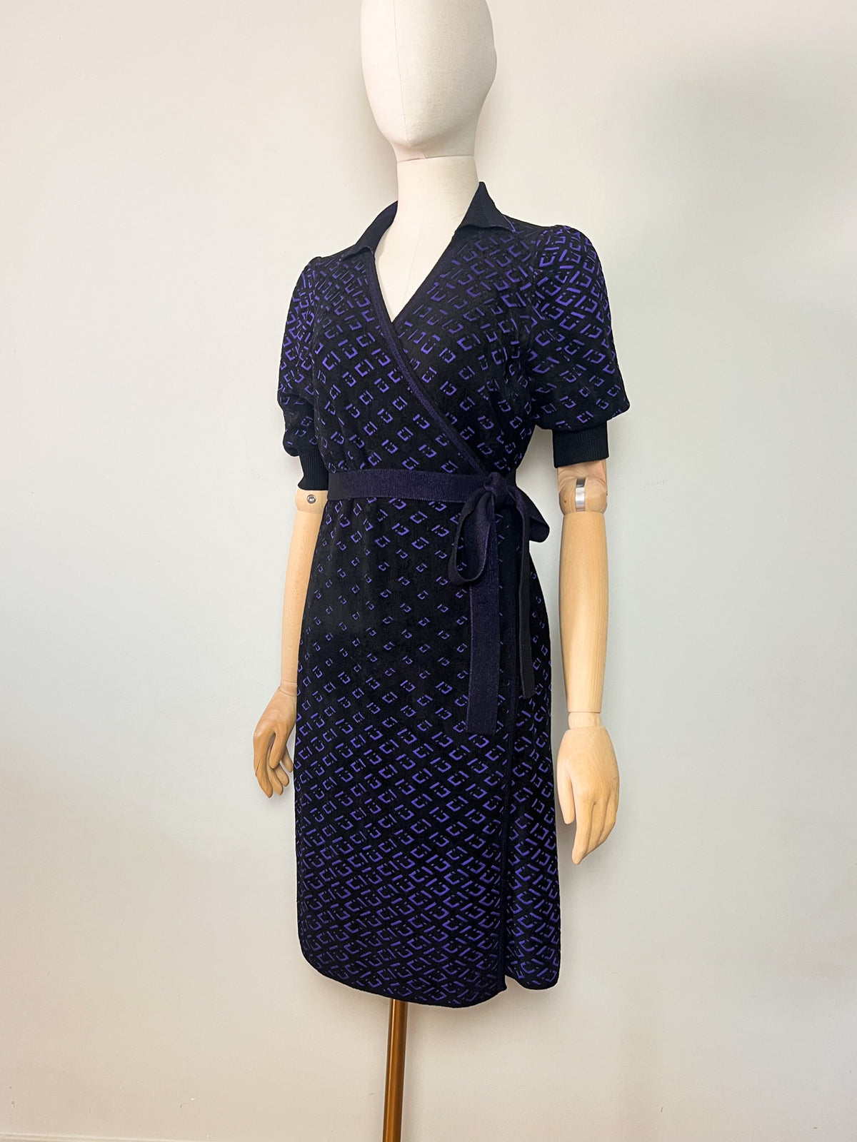 Robe portefeuille en maille Diane von Furstenberg — Motif jacquard noir & violet (T. M)