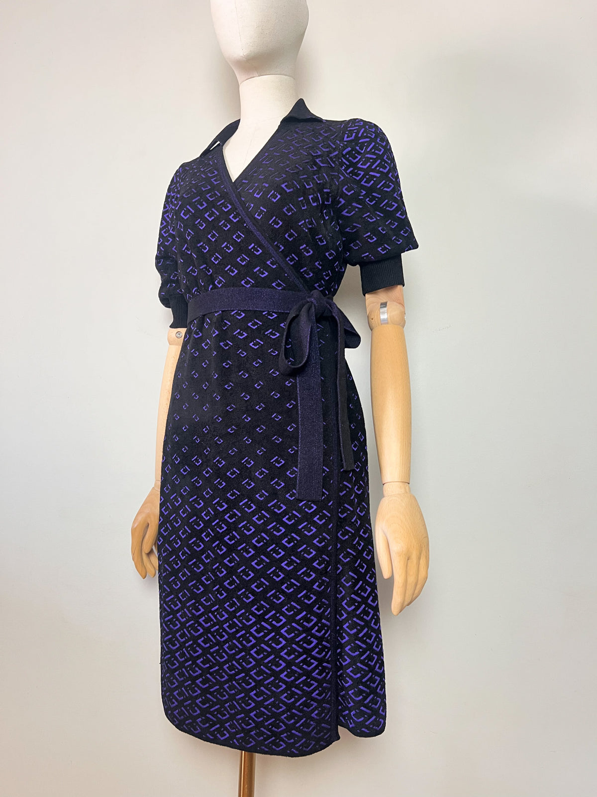 Robe portefeuille en maille Diane von Furstenberg — Motif jacquard noir & violet (T. M)