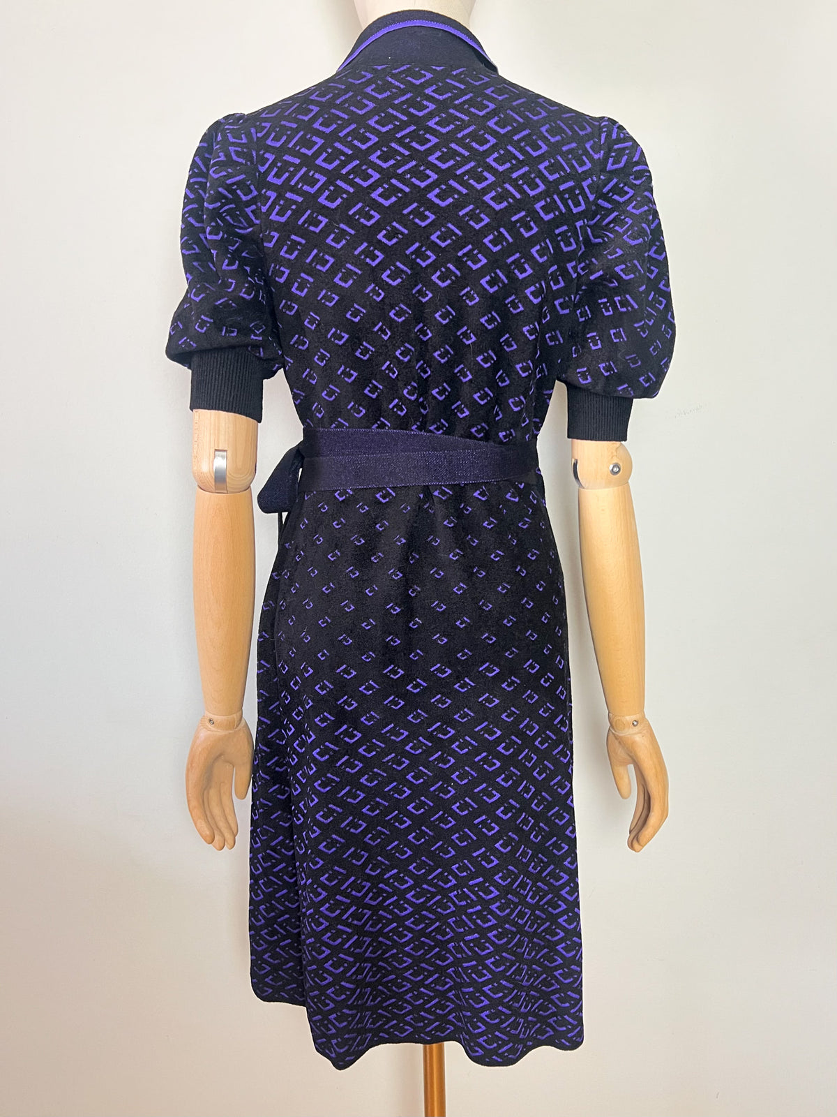 Robe portefeuille en maille Diane von Furstenberg — Motif jacquard noir & violet (T. M)