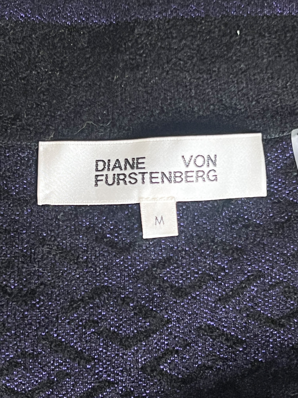 Robe portefeuille en maille Diane von Furstenberg — Motif jacquard noir & violet (T. M)
