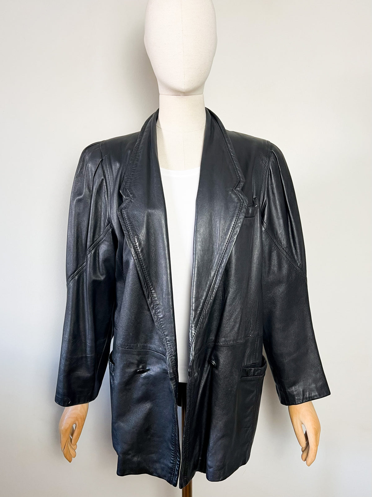 Veste blazer oversize vintage années 80 en cuir noir à épaulettes (T38)