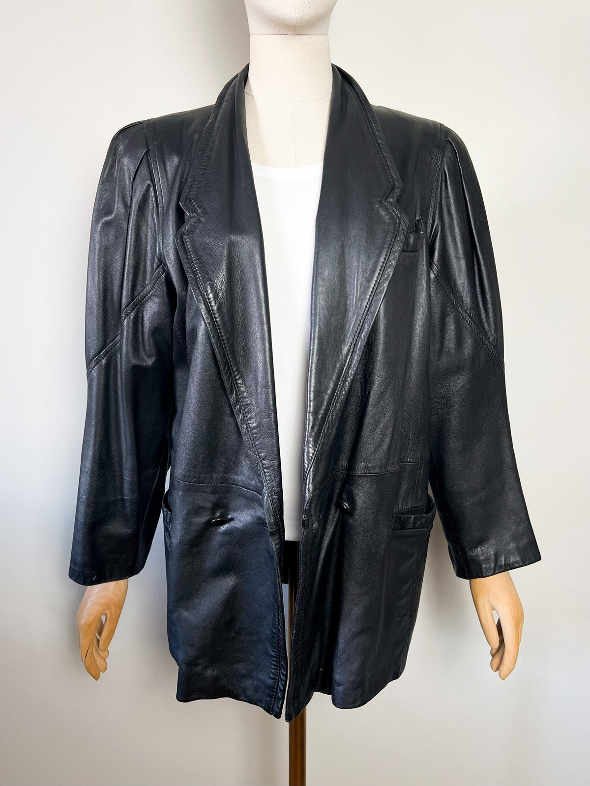 Veste blazer oversize vintage années 80 en cuir noir à épaulettes (T38)